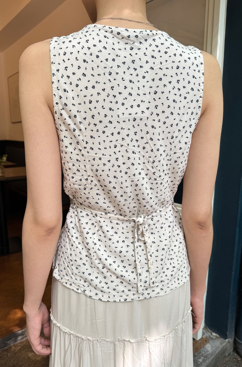 white-with-nay-blue-floret